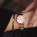 Daniel Wellington Iconic Donna Pink Dial Rose Gold Steel Strap Watch For Women - DW00100331
