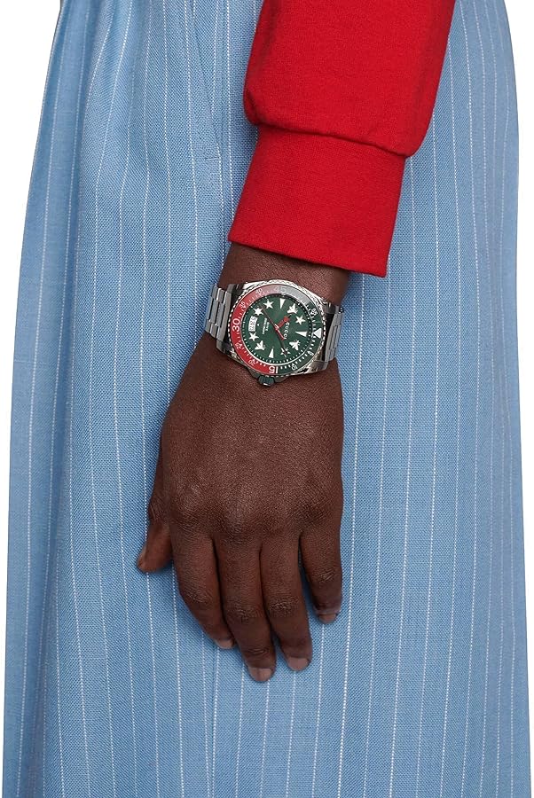 Gucci Dive Quartz Green Dial Silver Steel Strap Watch For Men - YA136222