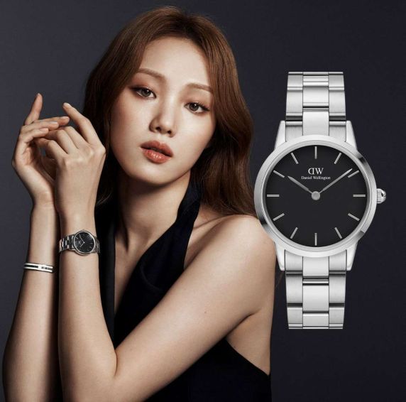 Daniel Wellington Iconic Link Black Dial Silver Steel Strap Watch For Women - DW00100208
