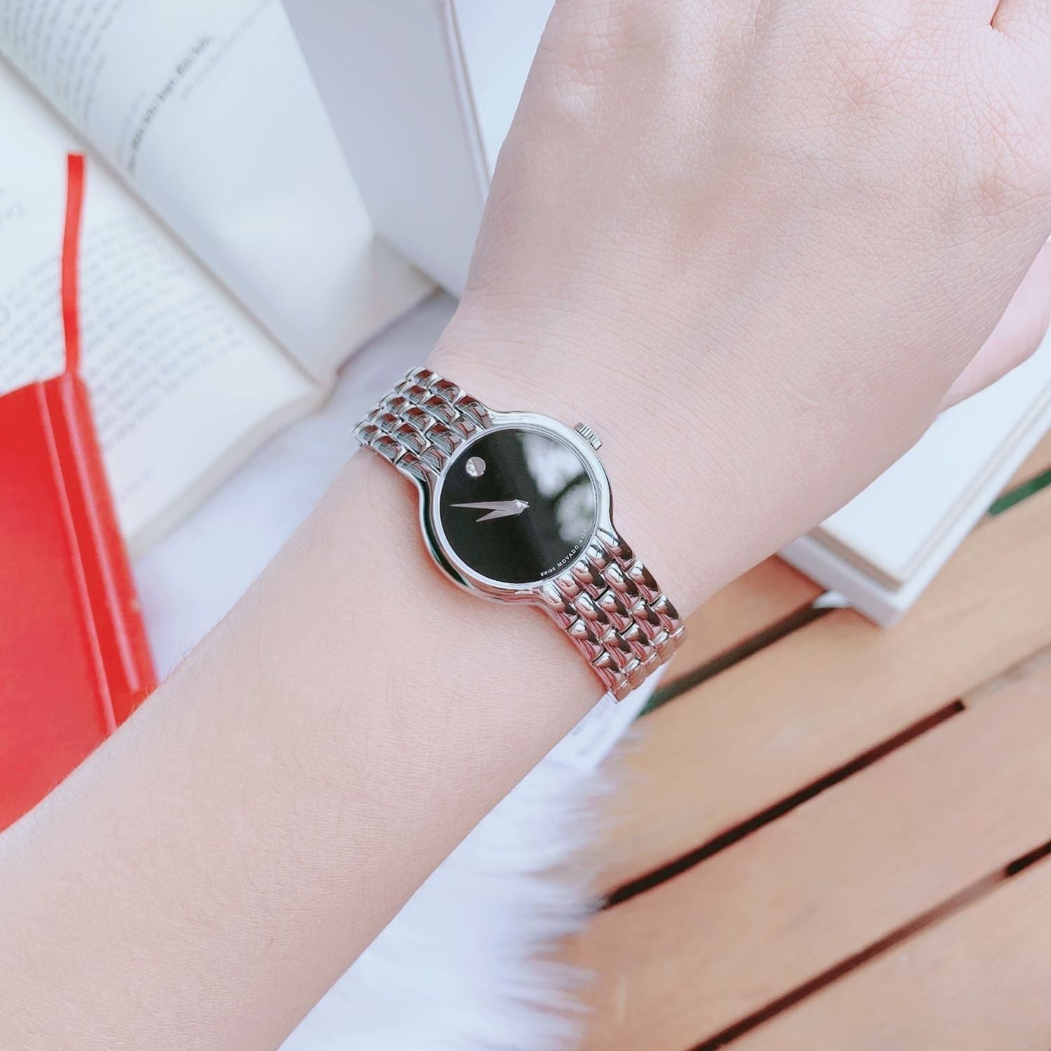 Movado Veturi Quartz Black Dial Silver Steel Strap Watch for Women - 0606338